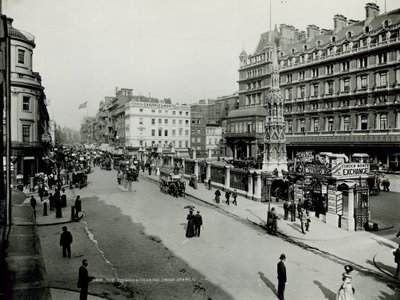 Vista generale lungo lo Strand con la stazione di Charing Cross da English Photographer